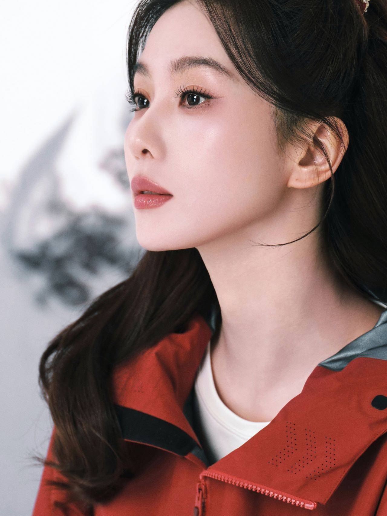 AG真人国际厅刘诗诗北京活动再现名场面！女大装扮+宠粉送咖啡双向心动(图3)