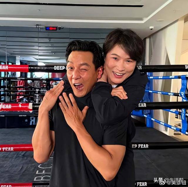 12年前我曾告诉UFC老板需要培养一位中国冠军AG真人平台吴彦祖晒被张伟丽锁喉照祝贺其获奖：(图6)